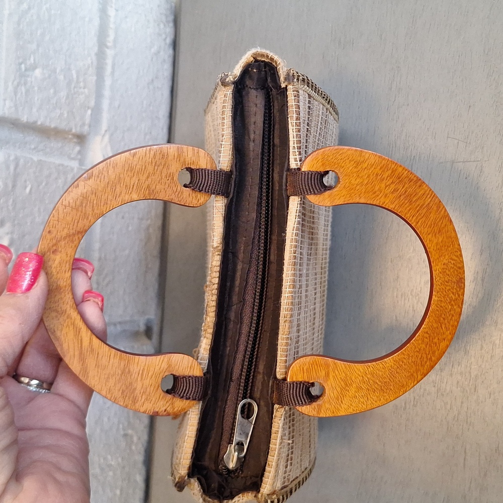 Elegant Unique Tan Flower Detail Wooden Handle Handbag. NWOT - Picture 7 of 9
